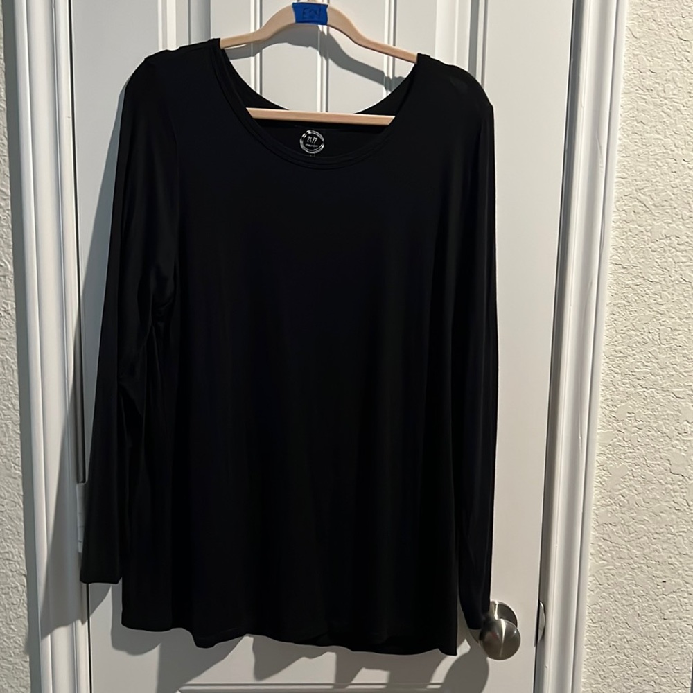 Women’s Maurices 1x long sleeve shirt. New with tags.